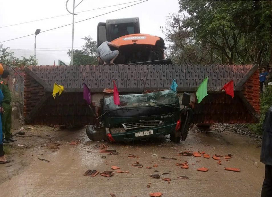 Xe tải làm sập cổng chào, hai người tử vong